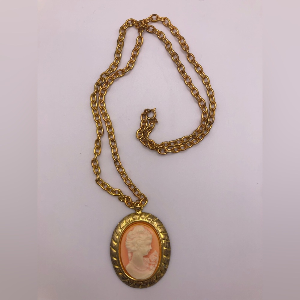 Vintage Cameo Pendant Necklace - Picture 2 of 7